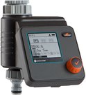 Gardena besproeiingscomputer, grijs met een oranje draaiknop en digitaal display.