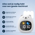 Zicht op de achterkant van een witte berenwekker, met pijlen die de knoppen voor tijd, alarm en volume aangeven.