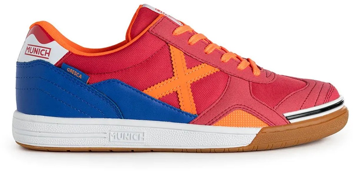 Rode Munich Gresca 311 zaalschoenen voor heren en dames, met oranje en blauwe accenten en een rubberen zool.