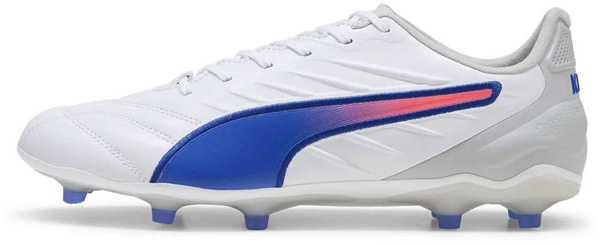 Puma King Pro FG/AG voetbalschoenen in wit met blauwe en roze accenten, EU maat 38, vegan K-BETTER™ materiaal.