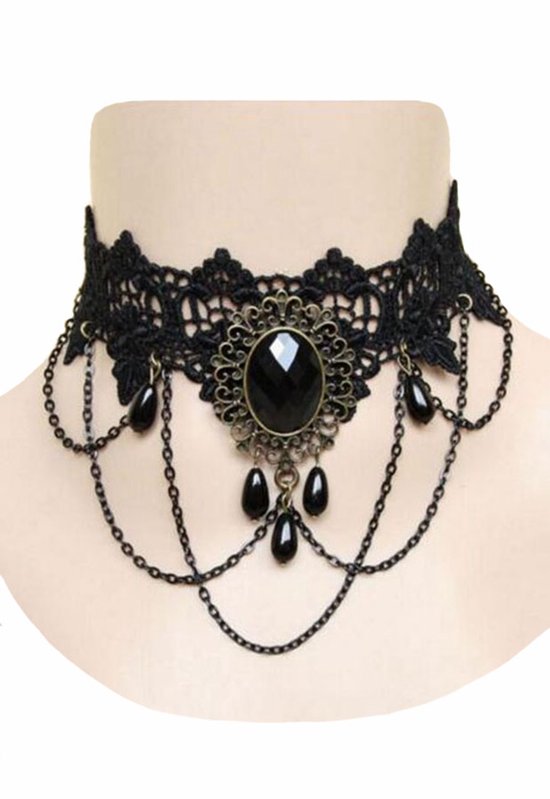 Zwarte kanten choker met antieke metalen versiering en druppelvormige zwarte kraaltjes.