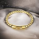 Gouden schakelarmband met doosketting, 6mm breed, op een glanzende grijze satijnen ondergrond.