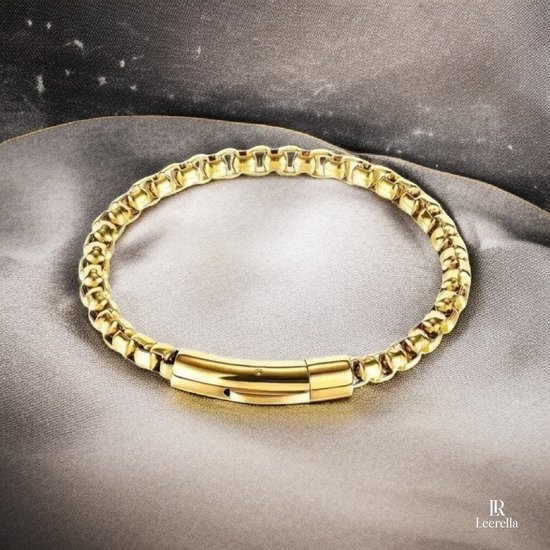 Gouden schakelarmband met doosketting, 6mm breed, op een glanzende grijze satijnen ondergrond.