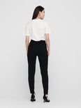 Zwarte chino broek met hoge taille, gedragen door een model in een wit t-shirt en zwarte pumps.