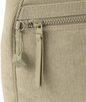 Detail van de beige ribfluwelen rugzak: rits, ritstrekker, en een kubusvormig hangertje.