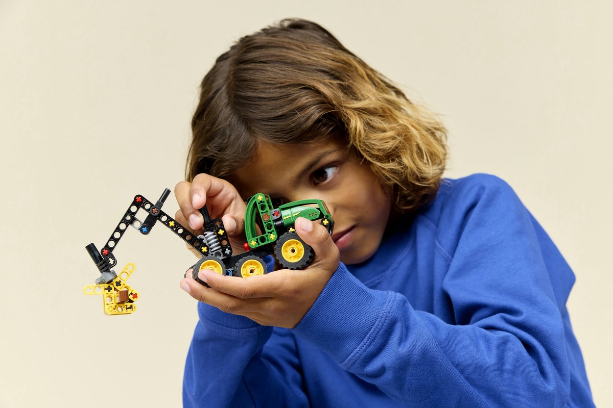 LEGO® Technic John Deere 1470H Houtoogstmachine - Werkende Klauw en Boomstam - Modelbouwspeelgoed - 42218 — afbeelding 10