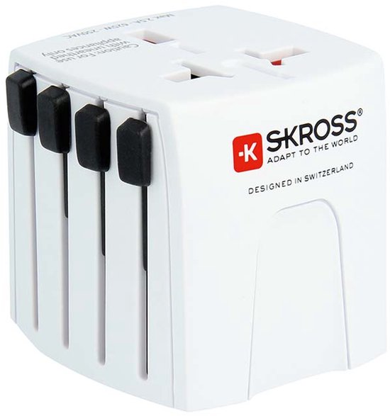 Witte Skross wereldstekker met uitschuifbare pinnen, op witte achtergrond.