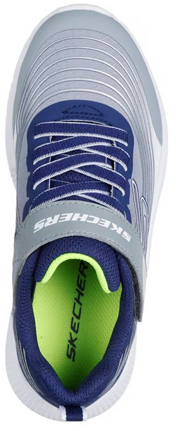 Bovenkant van een blauwe en grijze Skechers sneaker met limegroene voering en grijze klittenbandsluiting.