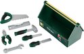 Boîte à outils verte avec outils : scie, niveau, marteau, clé, pince, ciseau et tournevis.