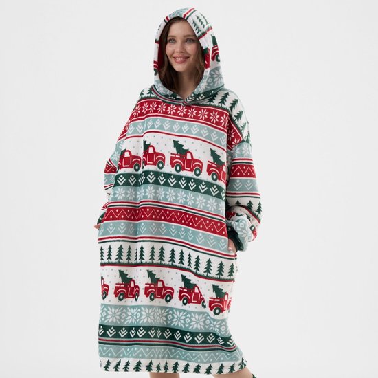 Een oversized hoodie in kerststijl met rode trucks, kerstbomen en sneeuwvlokken op een witte achtergrond.