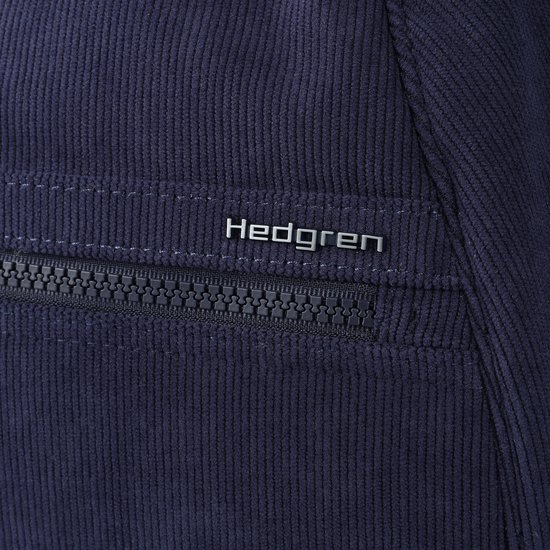 Sluiting van de donkerblauwe ribfluwelen rugzak: rits met 'Hedgren'-logo erboven.