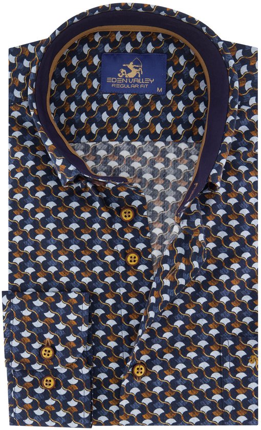 Gevouwen donkerblauw overhemd met oranje, witte en gouden abstracte print. Een bruin label met Eden Valley Regular Fit M.