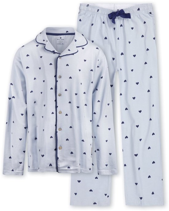 Lichtblauwe pyjamaset met donkerblauwe hartjesprint, donkerblauwe bies en knoopsluiting. Het broekje heeft een strikje.