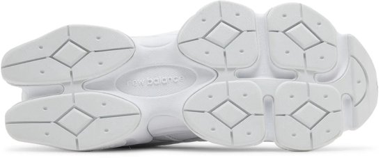 Onderkant van een witte New Balance 9060 sneaker met New Balance logo.