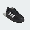 Zwarte damessneaker met witte Adidas-strepen, platformzool en gouden logo op de tong.