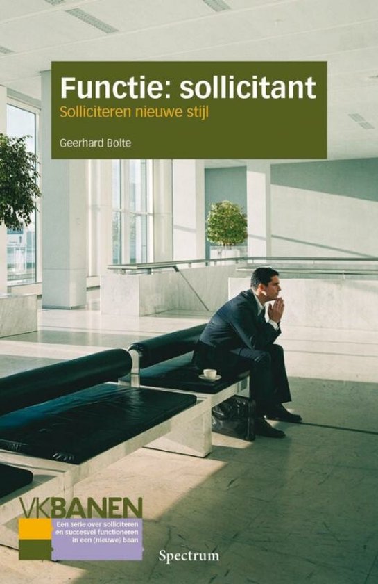 Man in pak zit te wachten op een bankje in een moderne hal. Boek 'Functie: sollicitant' met ondertitel.
