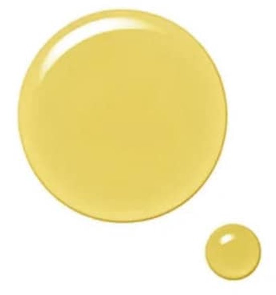 Gouden druppels haarolie op een witte achtergrond.