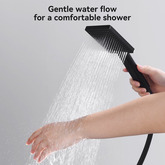 Hand houdt een zwarte vierkante handdouche vast met zachte waterstraal.