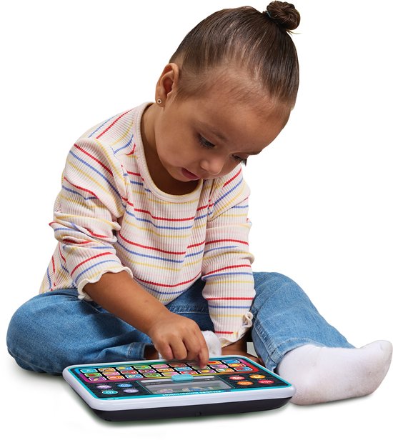 Een meisje met gestreepte trui en spijkerbroek speelt op de grond met een blauwgroen alfabet Kindertablet.