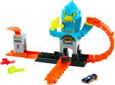 Hot Wheels City Gorilla Slam Attack speelset met blauwe gorilla, lanceertoren, oranje baandelen en auto.