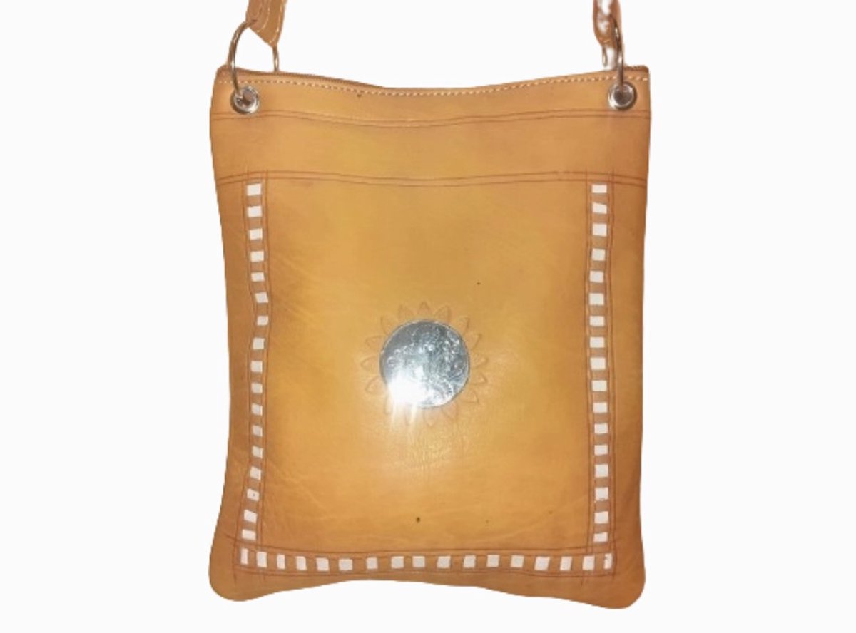 Handgemaakte runden platte tas in Marokko - schouderband - messing afwerking - witte randen Diverse Kleuren