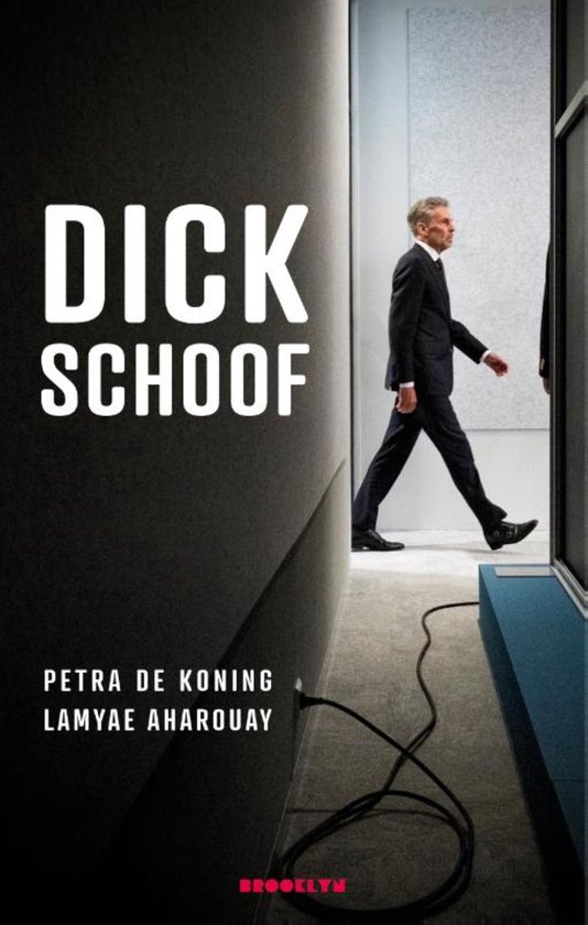 Boek "Dick Schoof" met een man in pak die loopt.