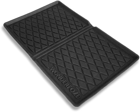 Zwarte, opvouwbare all-weather vloermat met een ruitvormig profiel en "WONDERFOLD" logo.