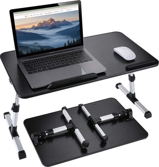 Zwarte, opvouwbare laptoptafel, deels uitgeklapt met laptop en muis. Poten en tafelblad zijn van metaal en zwart houtnerf.