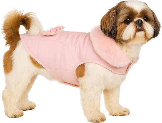 Shih Tzu-hond die een roze gewatteerde jas draagt met stippen, imitatiebontkraag en een strik op de rug.