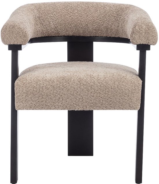 Vooraanzicht van een beige bouclé stoel met gebogen rugleuning en zwarte poten.