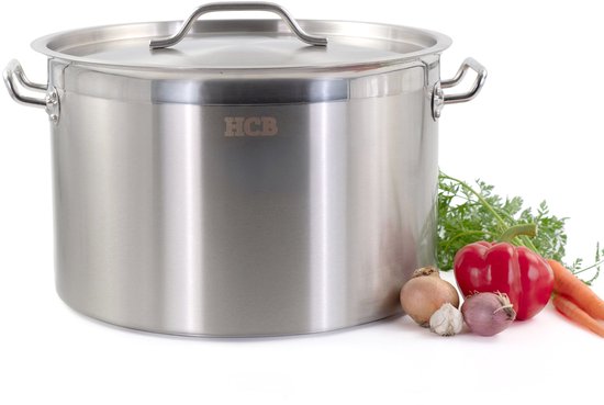 Grote roestvrijstalen pan met deksel, twee zijhandvatten en het HCB-logo, met groenten ernaast.