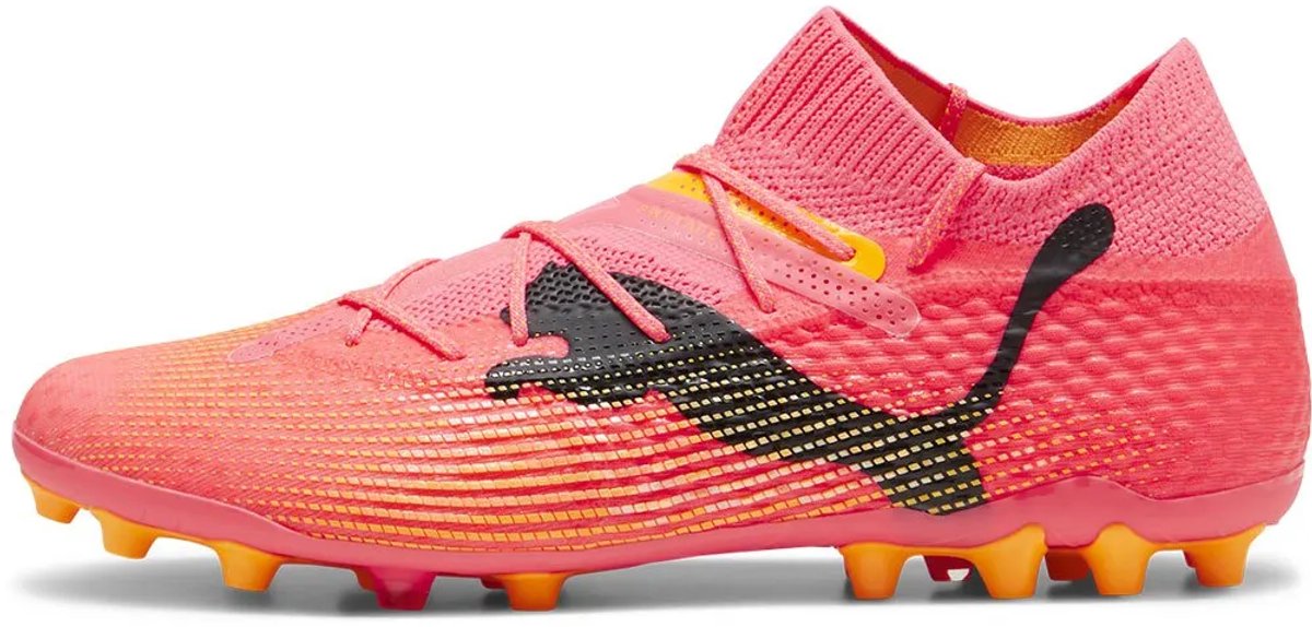 Puma Future 7 Ultimate Mg voetbalschoenen in roze, met adaptieve pasvorm en opvallende zwarte logo. EU 46.