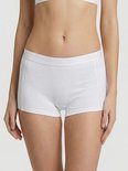 Model in een witte katoenen short met merklogo op de tailleband.