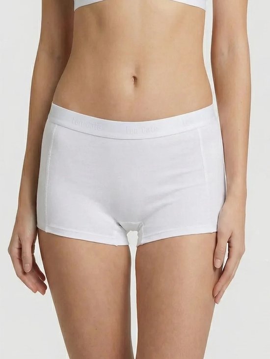 Model in een witte katoenen short met merklogo op de tailleband.