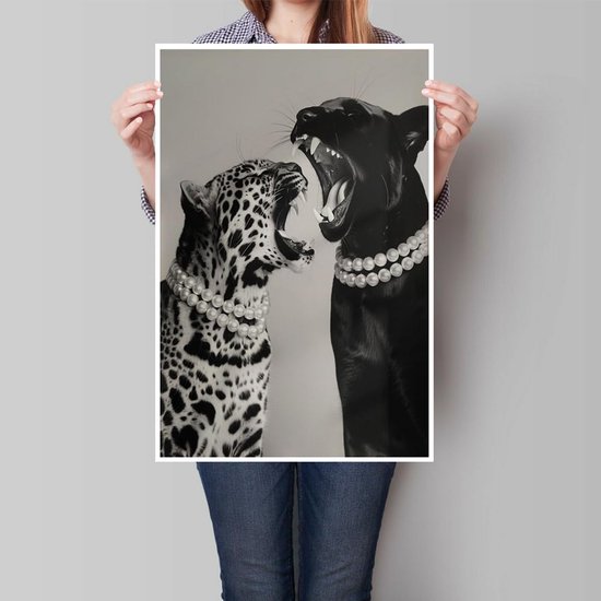 Een luipaard en een zwarte panter met parelkettingen, hoofd naar elkaar toe, bekken open, gehouden door een vrouw.