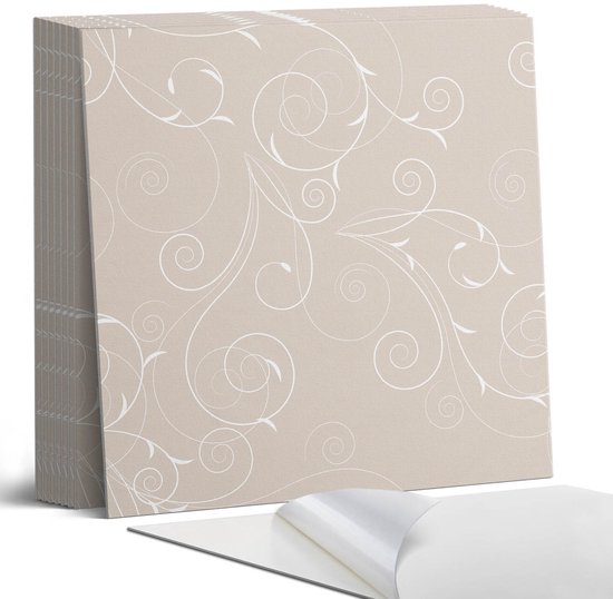 Stapel beige plakfolie met een decoratief wit sierlijk bladeren- en spiraalpatroon.