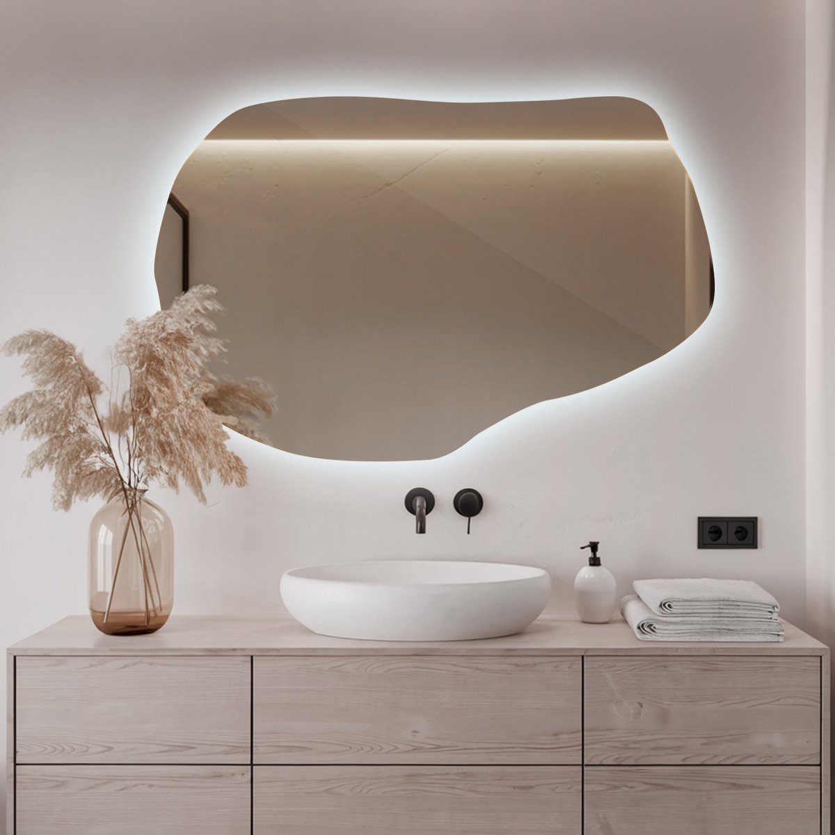 Coloray Wandspiegel LED - LED Organische Badkamerspiegel - 70 cm x 45,5 cm - LED Spiegel Organische Vorm - Grote Organische Woonkamer Spiegel LED - Koel Licht - Organisch Gevormde LED Spiegel - Scandinavisch LED Spiegel