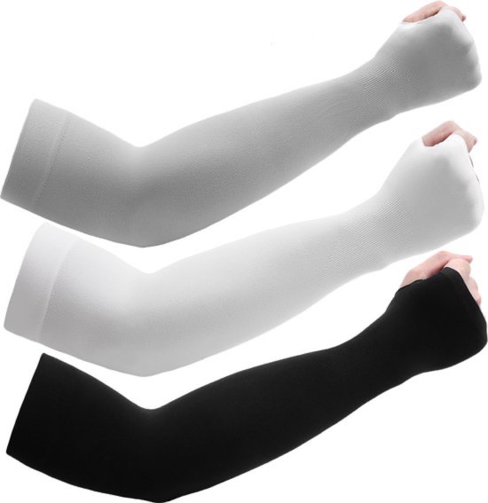 Trois manchettes pour bras, en blanc, gris et noir, avec passe-pouces.