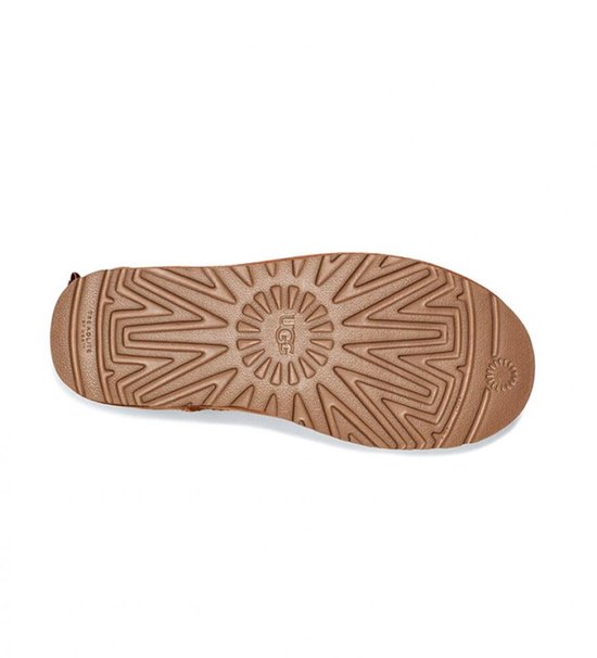 Binnenzijde van een cognackleurige suède UGG laars met witte vachtvoering.
