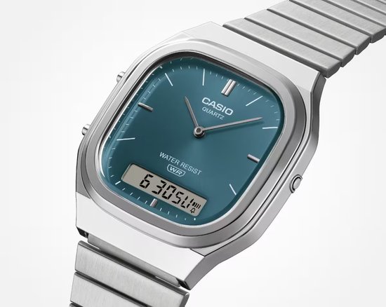 Schuine aanzicht van een Casio-horloge met blauwe wijzerplaat, zilverkleurige kast en stalen band.