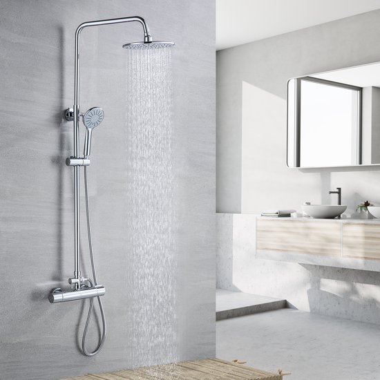 Une colonne de douche chromée avec eau courante dans une salle de bain élégante avec meuble-lavabo en bois.