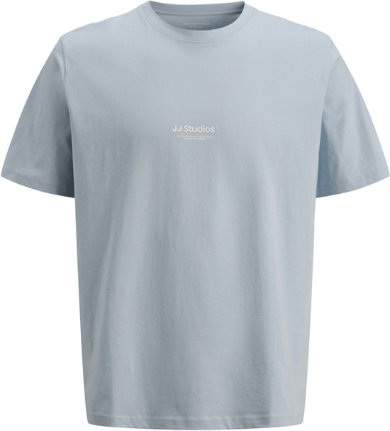 T-shirt bleu clair à manches courtes avec logo 'JJ Studios' sur la poitrine.