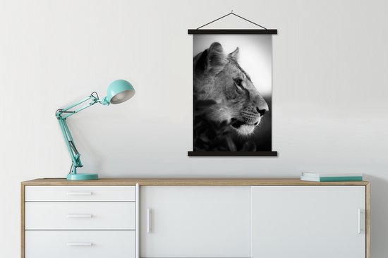 Posterhanger incl. Poster 60x90 cm - Schoolplaat - Leeuw - Jungle - Oranje - Textielposter - Zwarte latten