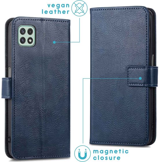 Twee donkerblauwe telefoonhoesjes van vegan leer: één gesloten, één open om de camera te tonen.
