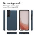 Donkerblauwe telefoonhoes met pasjeshouder, getoond vanaf alle kanten, naast een smartphone.