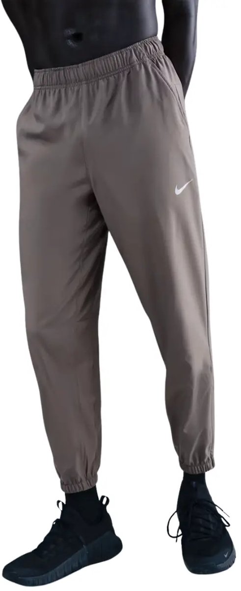 Nike form dri-fit tapered trainingsbroek in de kleur . Grijs