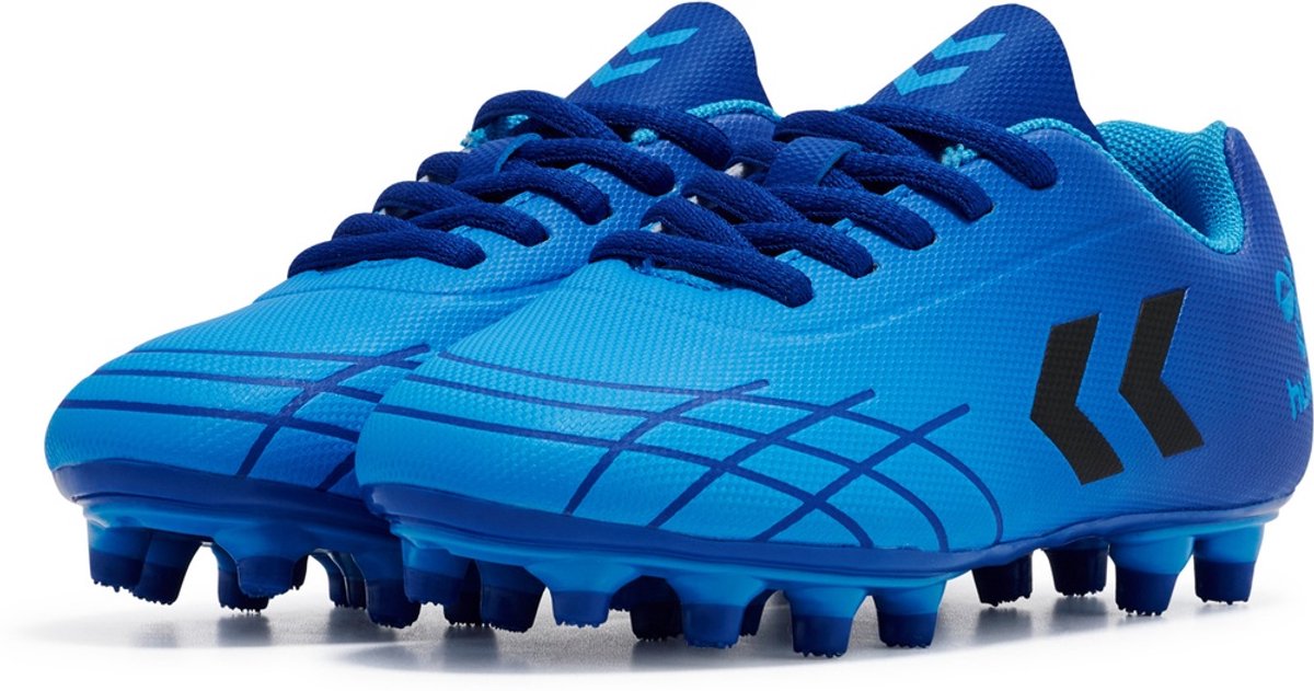 Hummel Kinder voetbal schoenen Top Star F.G. Lc Jr 226856 in surfblauw met zwarte details en stevige noppen.