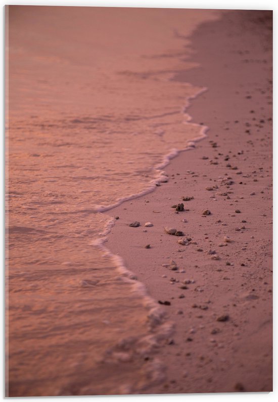 Acrylglas - Strand met Steentjes bij het Zee Water - 40x60 cm Foto op Acrylglas (Wanddecoratie op Acrylaat)