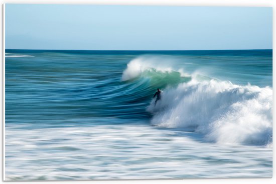 WallClassics - PVC Schuimplaat- Surfer over Razende Golven op Zee - 60x40 cm Foto op PVC Schuimplaat