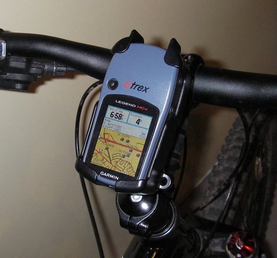 GARMIN Stuurbevestiging – Houder Voor ETrex Handheld Navigatie – Kliksysteem – Past Op Stuur Tot 2,54 Cm – Voor Fiets, Motor, ATV – Inkl. Hardware